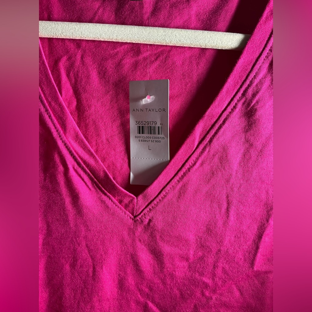 Ann Taylor Women's V-Neck Short Sleeve Top in Bright Pink - Picture 4 of 8